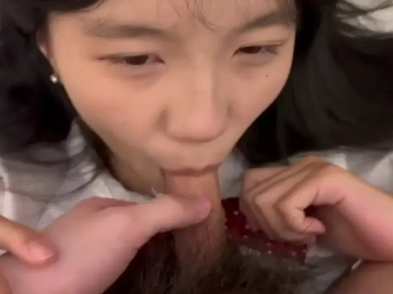 Em loli dễ thương liếm cục thịt biến em thành con em đào dam dang p2